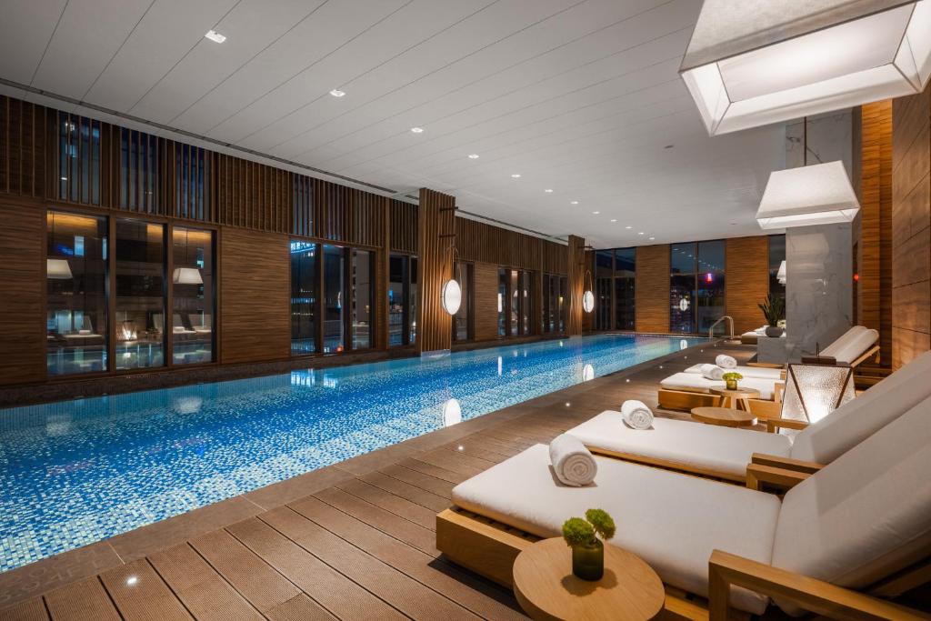 台北寒居酒店的酒店内带两张床的游泳池