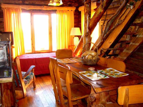 San RoqueCabañas El Milagro的小屋内带桌子和床的房间