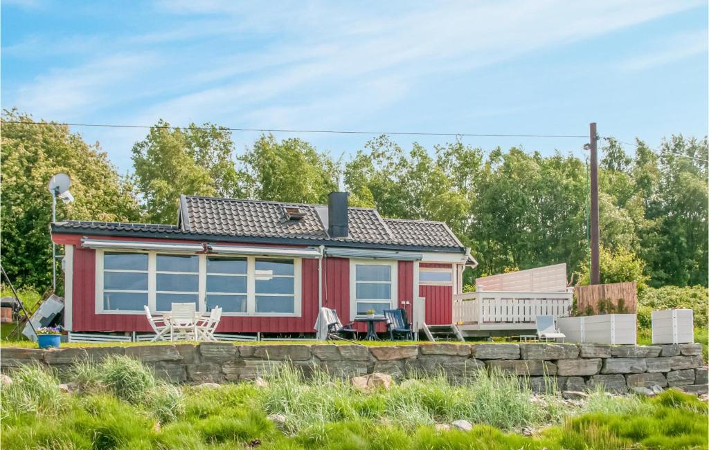 MalvikNice Home In Malvik With Kitchen的一座红色的小房子,有石墙