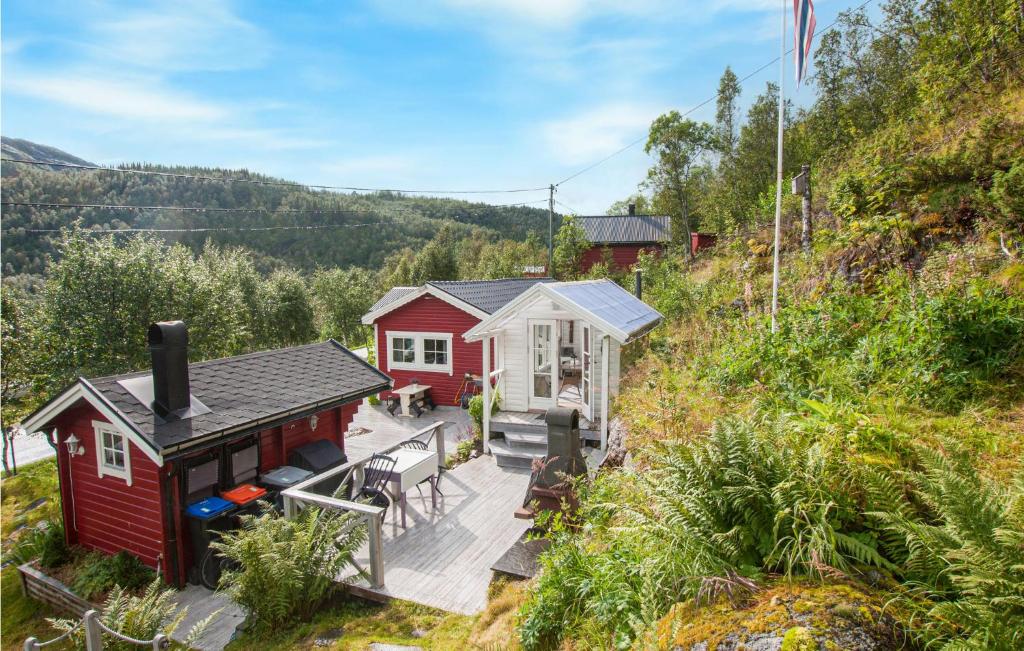 比耶克维克Nice Home In Bjerkvik With Wifi的一座小红房子,在山坡上设有甲板