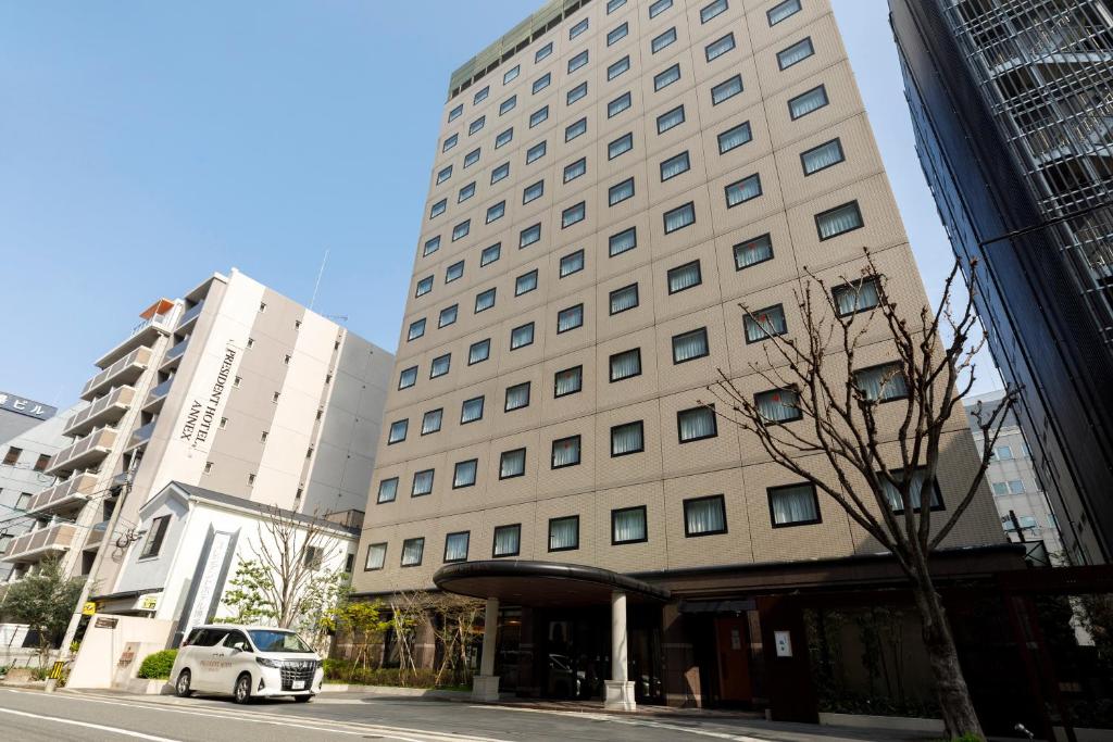 福冈博多总统大酒店的停在大楼前的白色汽车