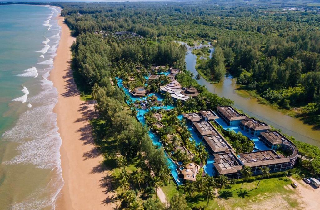 蔻立The Haven Khao Lak - SHA Extra Plus的享有度假村和海滩的空中景致