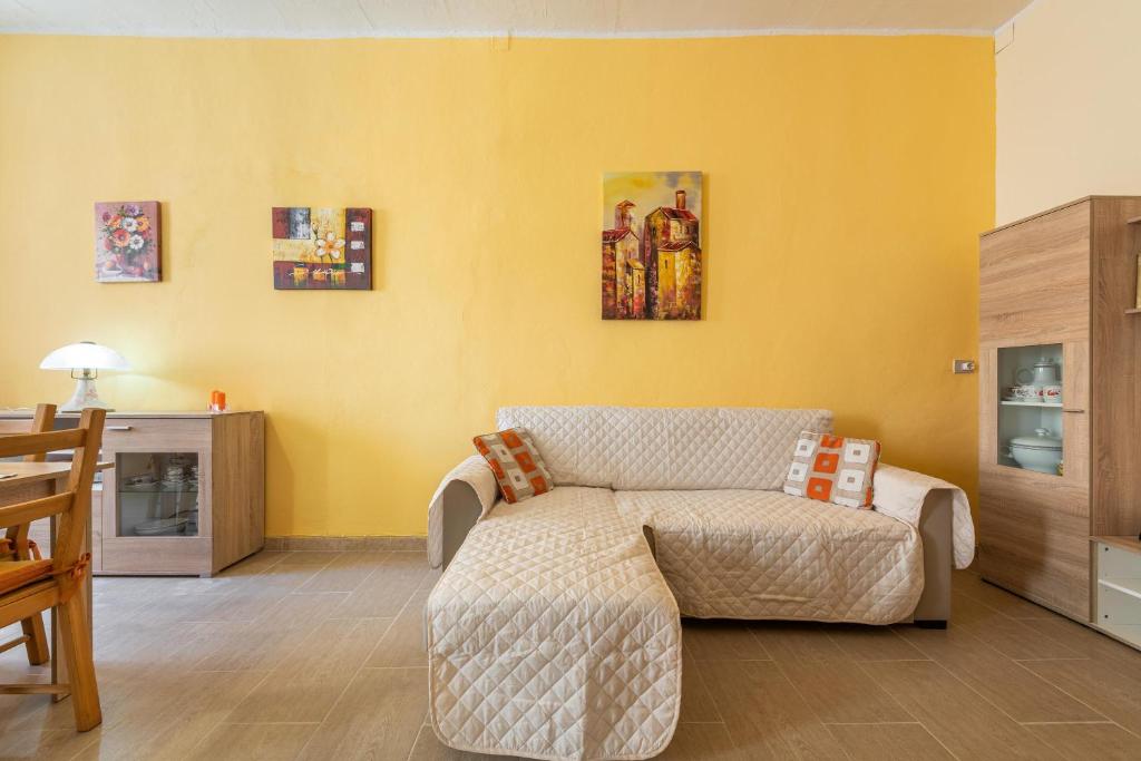 卡洛福泰Casa Maristella的客厅配有沙发和桌子