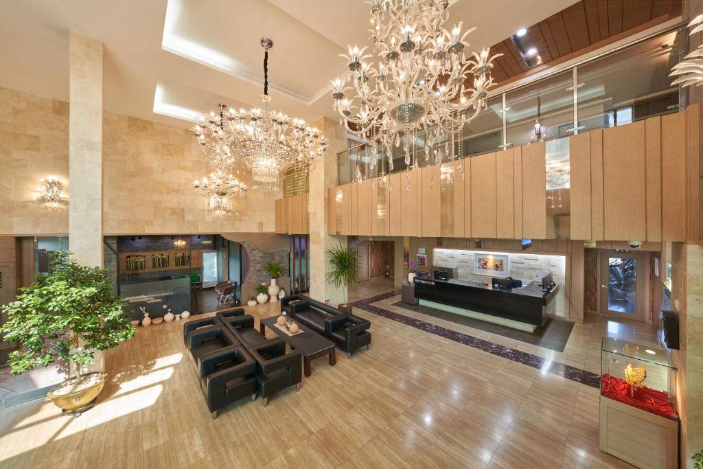庆州庆州GG旅行酒店的大型客厅配有吊灯和黑色家具