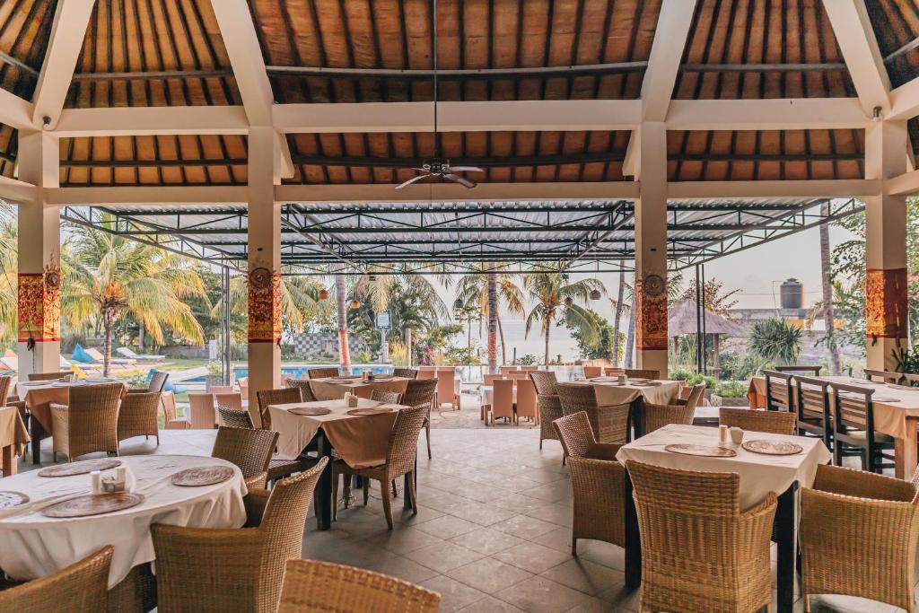 Ocean View Tulamben Dive &amp; Resort餐厅或其他用餐的地方