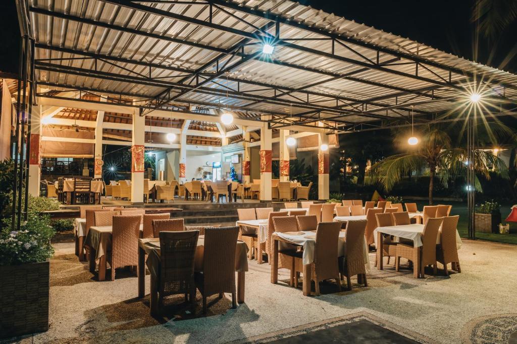 Ocean View Tulamben Dive &amp; Resort餐厅或其他用餐的地方