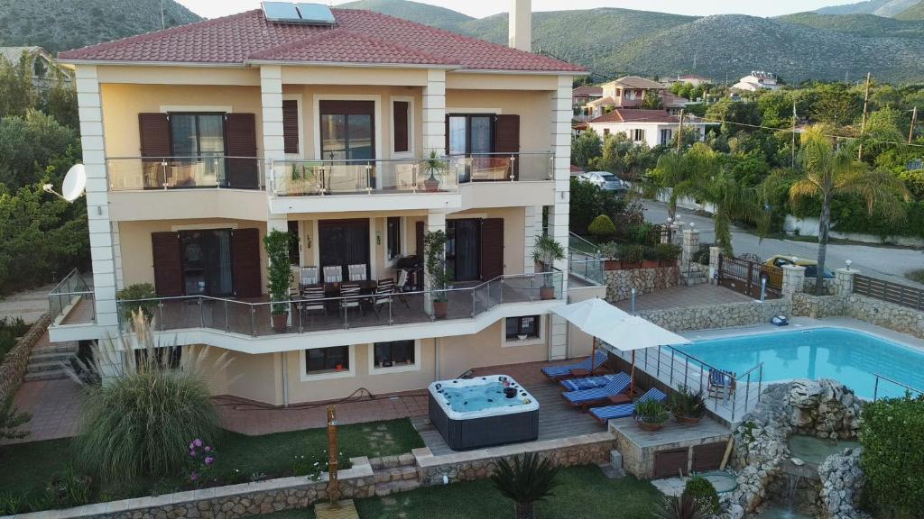 卡拉瓦杜斯Villa Omega Kefalonia的享有带游泳池的房屋的空中景致