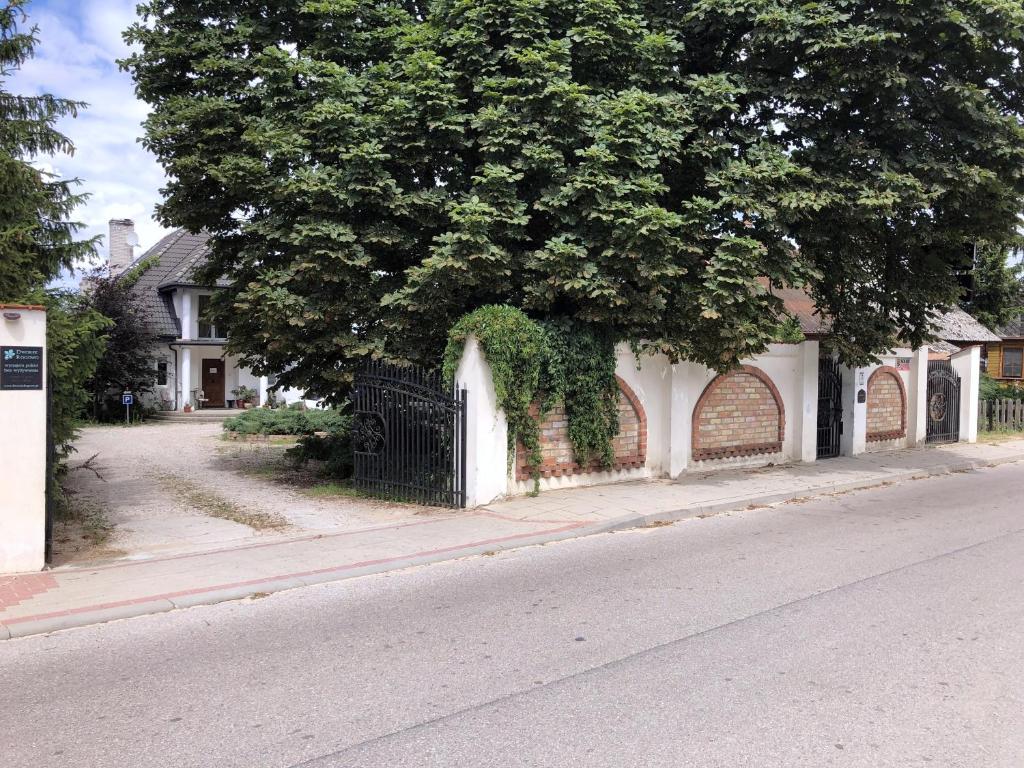 Choroszcz洛格沃酒店的一条树上街道边的围栏