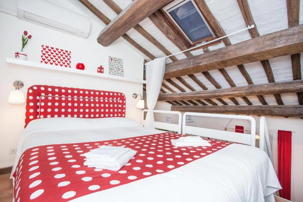 罗马Magenta Collection Moro 3的客房内的一张红色和白色的床