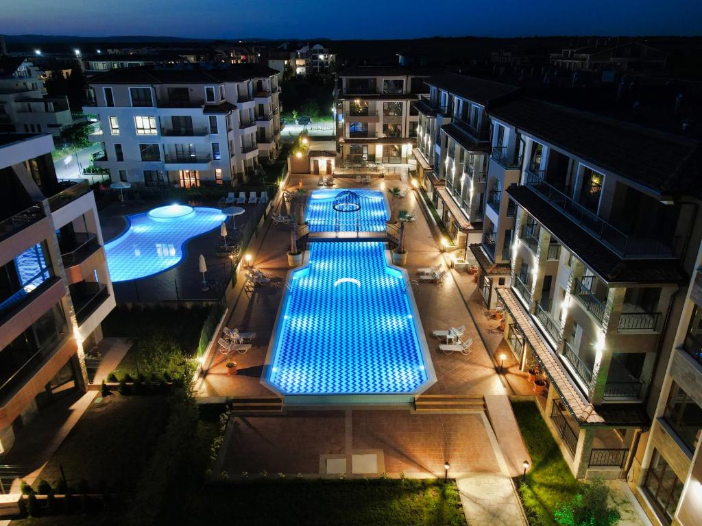 布尔加斯Burgas Beach Resort 2 Apartments的城市游泳池的顶部景色
