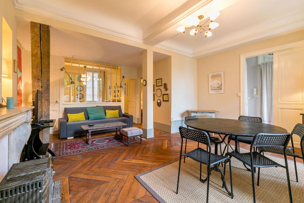第戎Le Saint Michel的客厅配有桌子和沙发