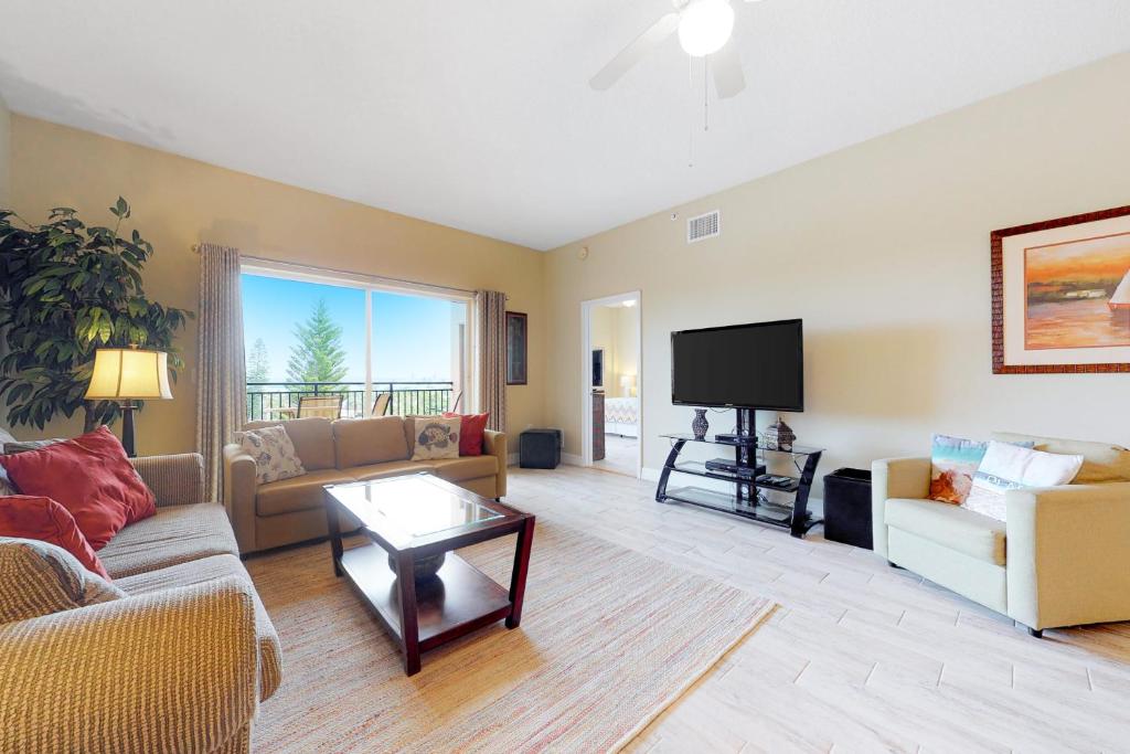 圣徒皮特海滩Madeira Bay Resort 508的带沙发和电视的客厅