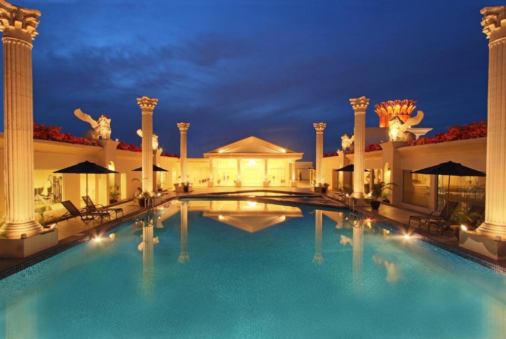 巴淡岛中心和谐会议酒店及服务公寓的夜间酒店的大型游泳池