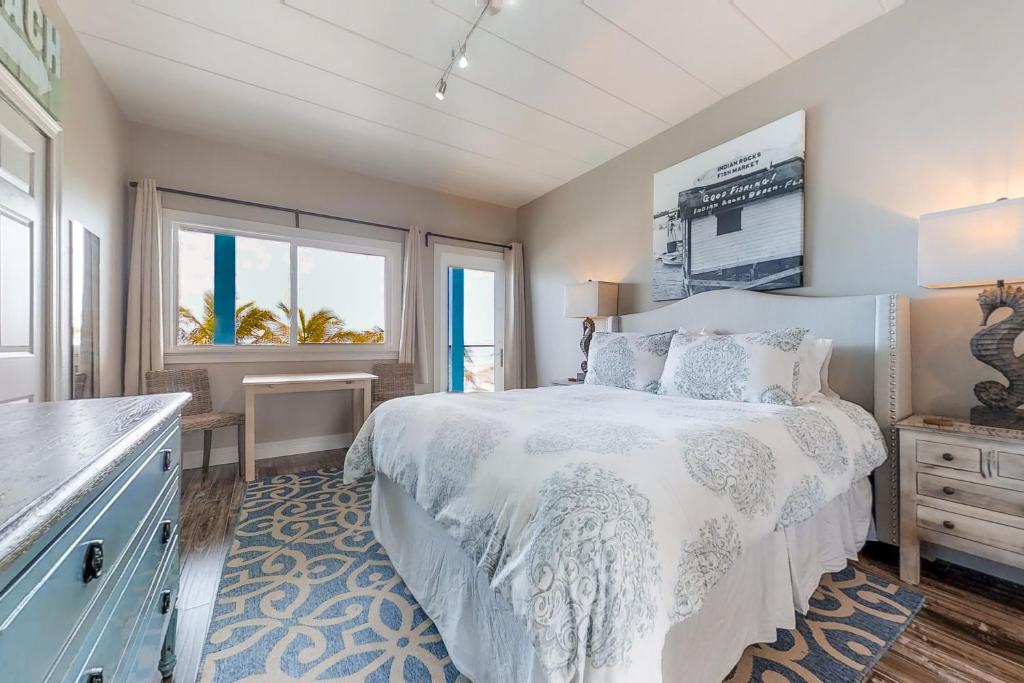 克利尔沃特Bungalow Beach Place 7的卧室配有白色的床和窗户。