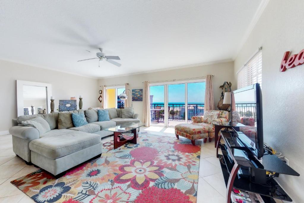 圣徒皮特海滩Palms of Treasure Island 405的带沙发和电视的客厅