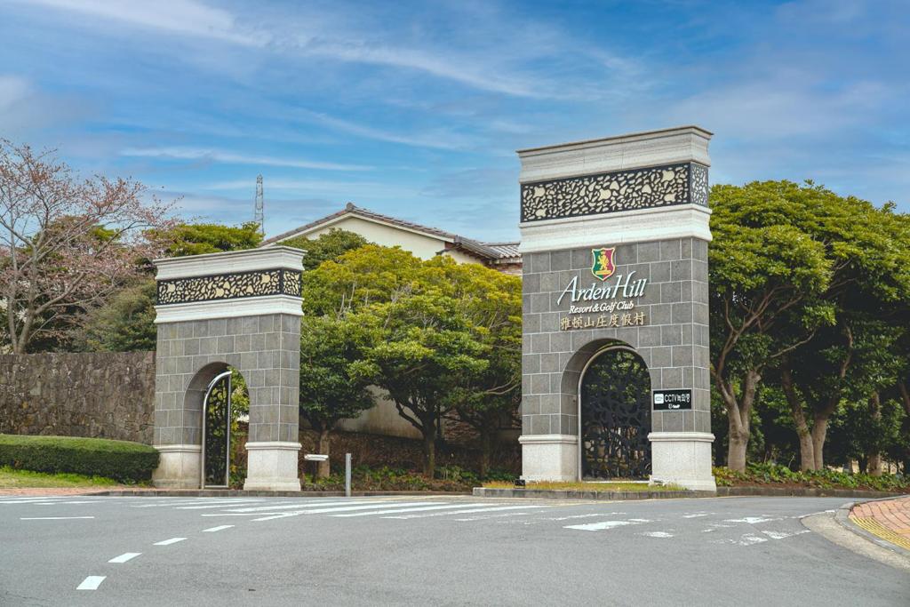 济州市ArdenHill Resort & Golf的街道两侧有门的建筑物