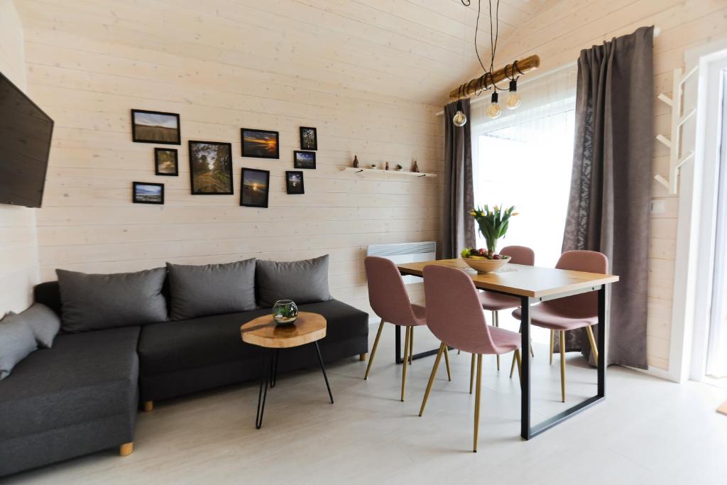 格但斯克Karuba Resort, Gdańsk - Wyspa Sobieszewska的客厅配有沙发和桌子