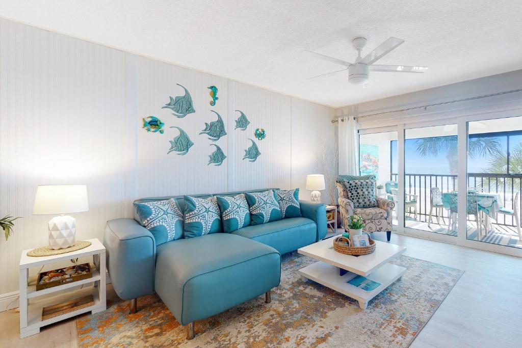 圣徒皮特海滩Arie Dam 102的客厅配有蓝色的沙发和桌子