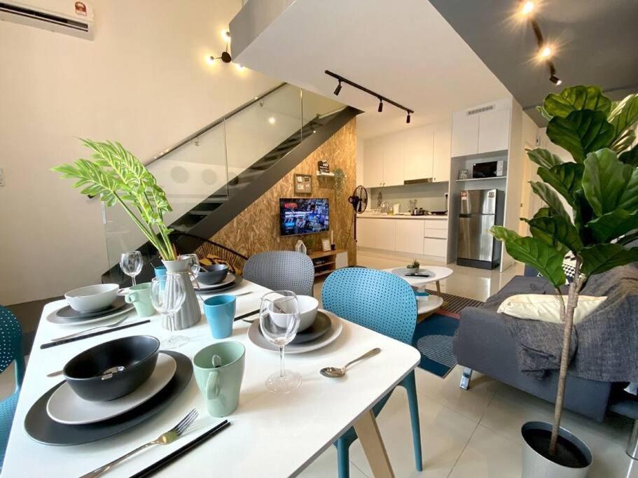 吉隆坡KL Duplex with balcony@Ekocheras MRT的用餐室以及带桌椅的厨房。