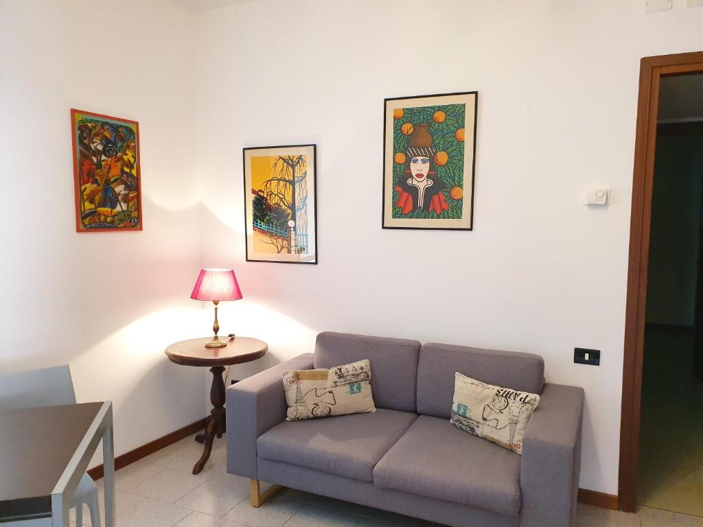 贝加莫Comfort Accommodation Residence的客厅配有沙发和桌子