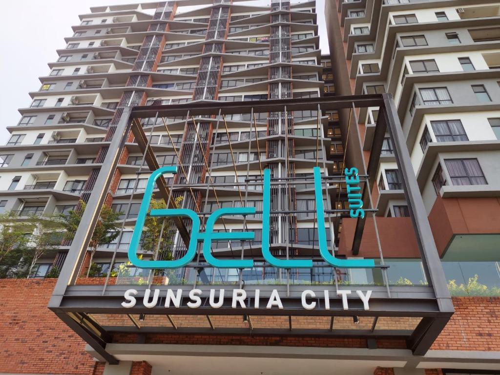 雪邦Bell Suite - The Premium Suite @ Sepang的一座建筑上太阳城的标志