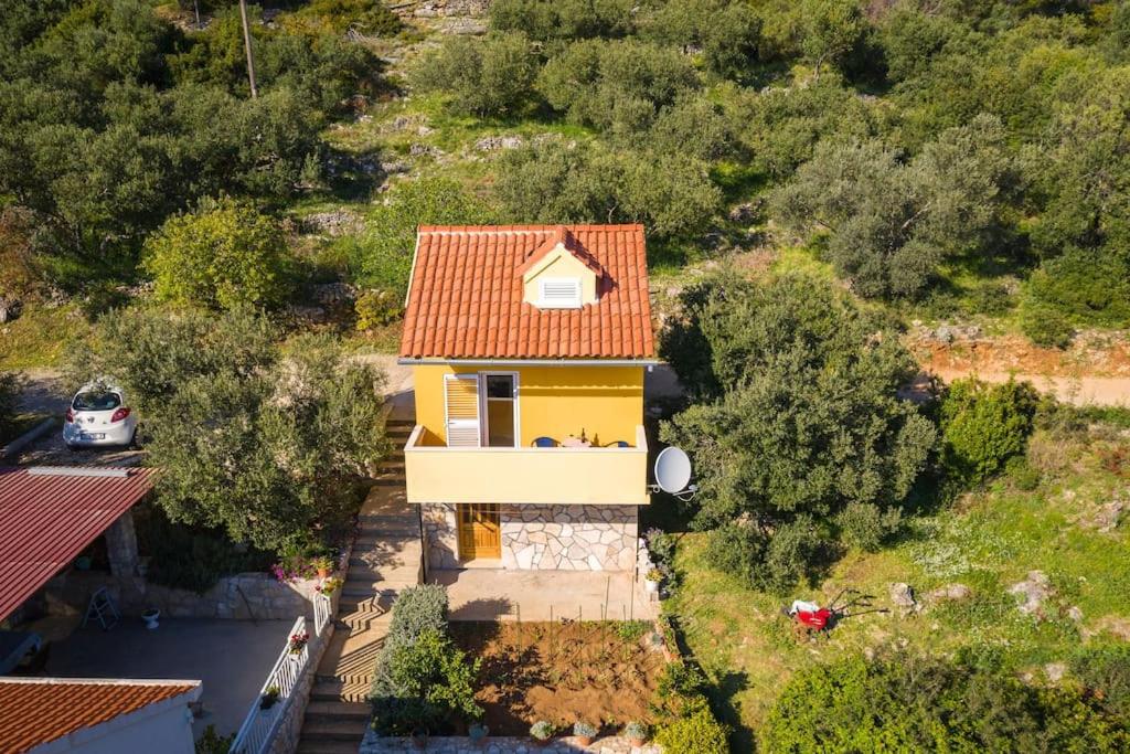 巴比诺波尔杰Dora&Paulo sweet countryside cottage的享有黄色房屋的顶部景色,设有红色屋顶