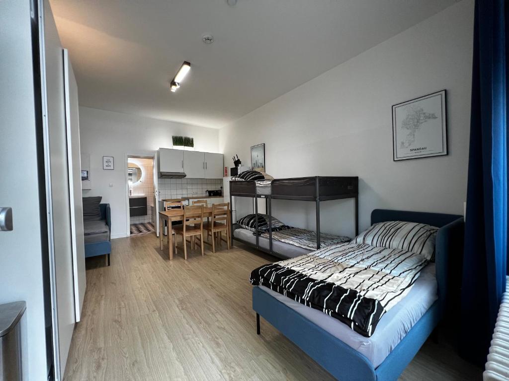 柏林fairAPART Studio-Apartment nähe klein Venedig的一间卧室配有一张床,厨房配有桌子