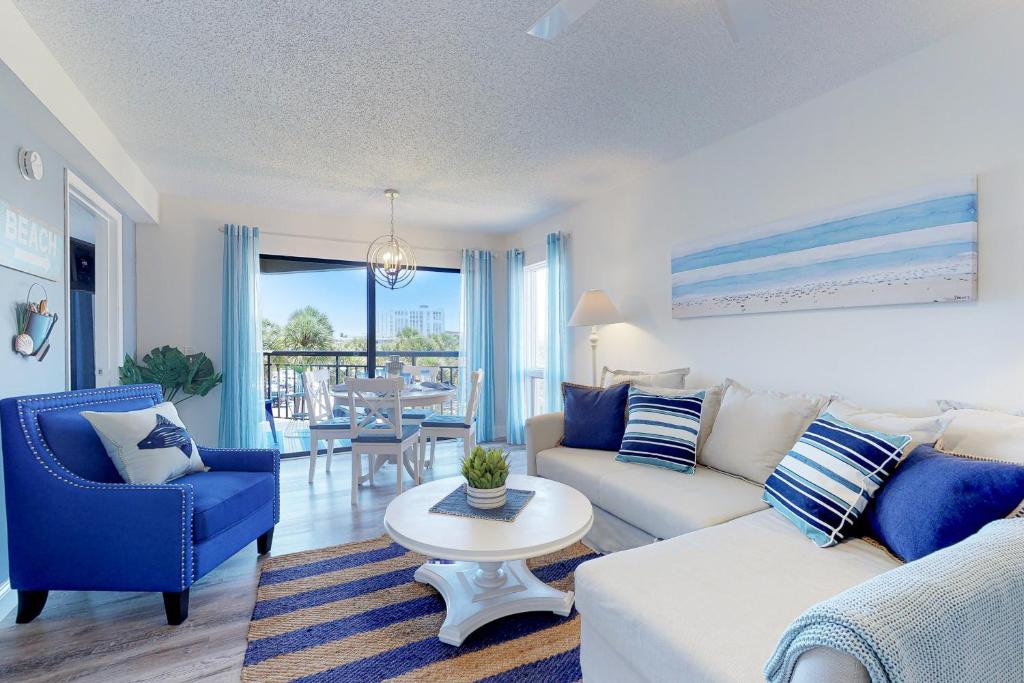 圣徒皮特海滩Gulf Strand Resort 308的客厅配有白色沙发和蓝色椅子