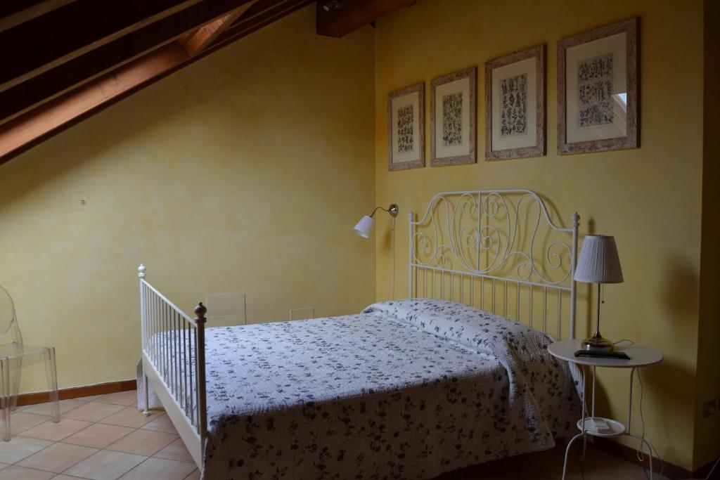 克雷马托拉佐Il住宿加早餐旅馆的卧室配有白色的床和楼梯。