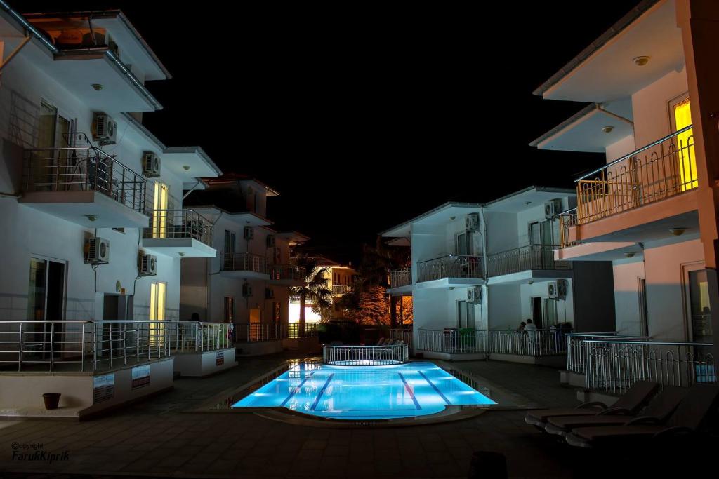 萨利杰尔梅Sarıgerme Apart的两栋建筑之间的庭院内的游泳池