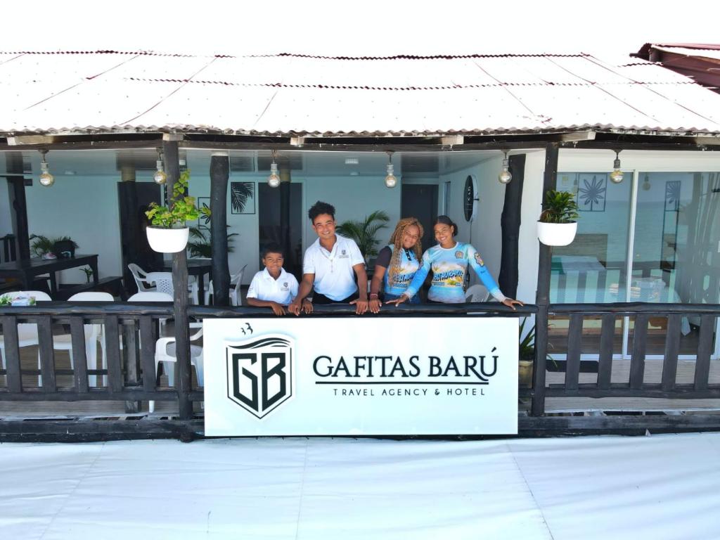 布兰卡滩Gafitas的一群人站在餐馆的标志后面