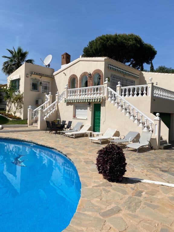 卡拉德米哈斯Villa Ardilla的房屋前有游泳池的房子