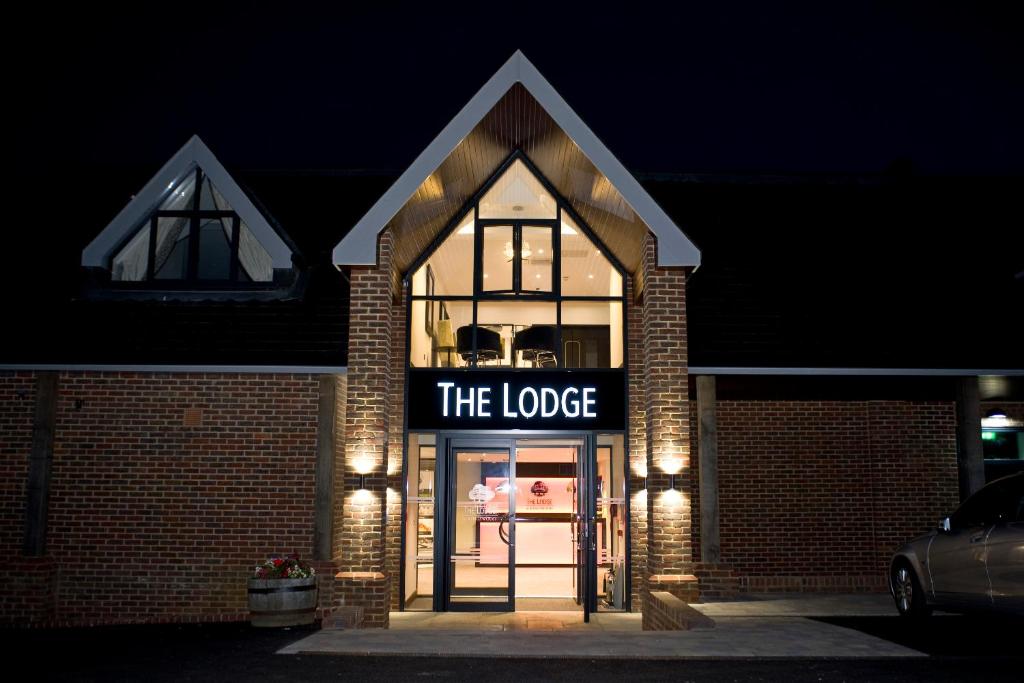 埃普瑟姆The Lodge at Kingswood的一座建筑,上面有读到小屋的标志