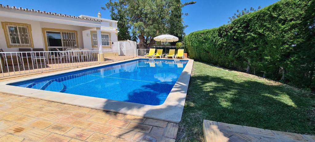 吉亚Casa Dos Cedros的一座房子的院子内的游泳池