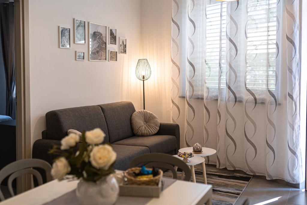 巴尼奥雷焦Le casette di LUISA的客厅配有沙发和桌子