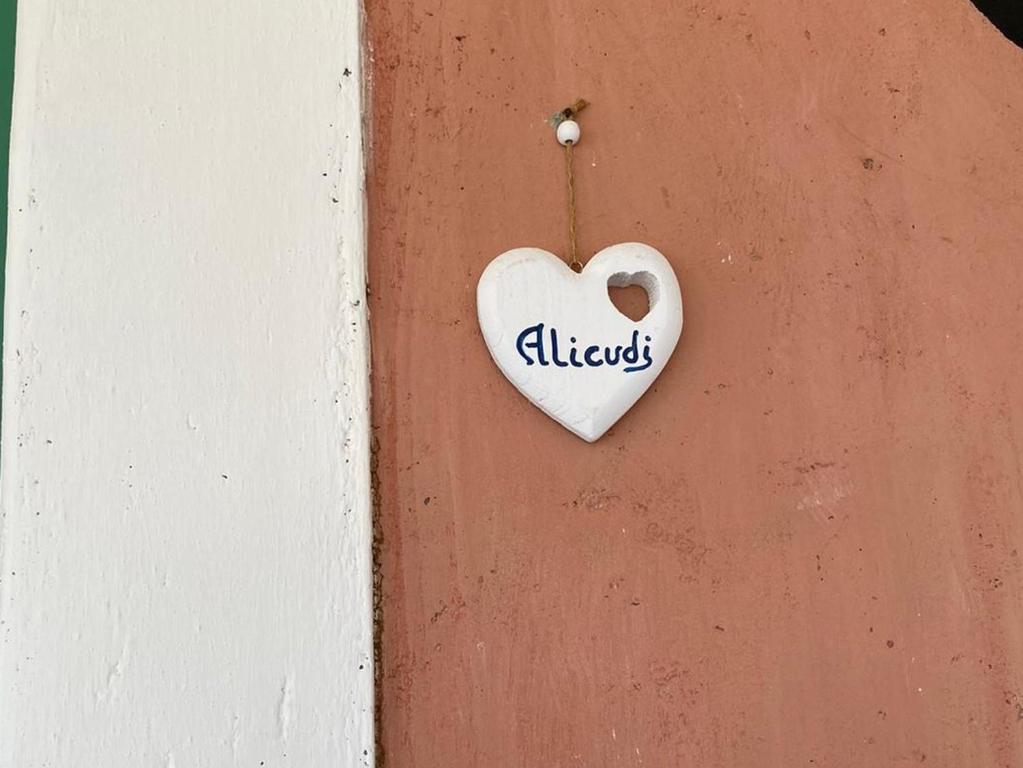 菲利库迪岛Le Sette Sorelle的挂在门上的心形标志