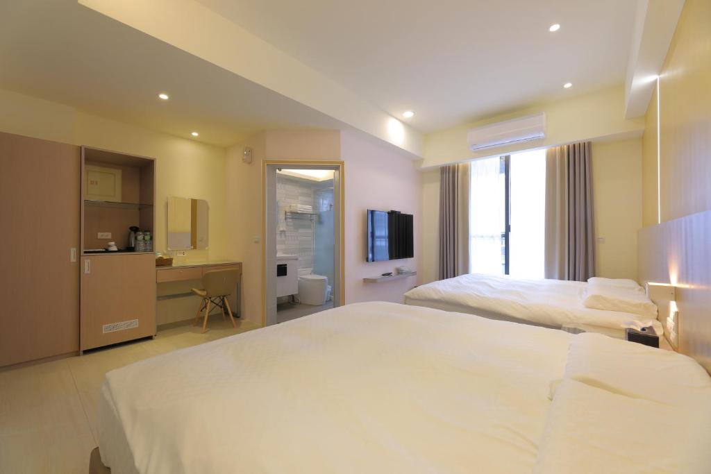 玉里镇玉里东好民宿的酒店客房设有一张大床和一间浴室。