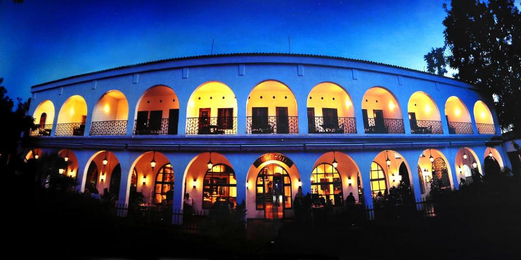 坎帕拉Speke Hotel 1996 Ltd的一座在晚上有灯的大建筑