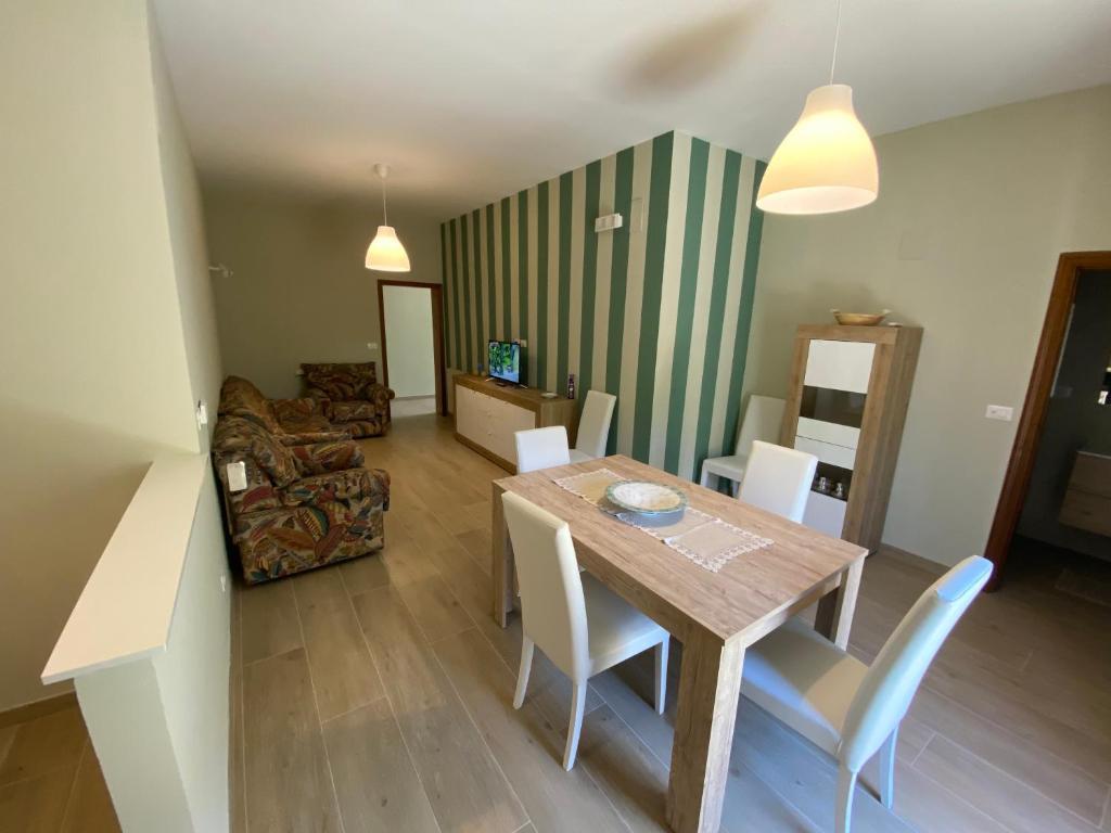 蒙特西尔瓦诺Mare e relax LA BISIERA的客厅配有木桌和椅子