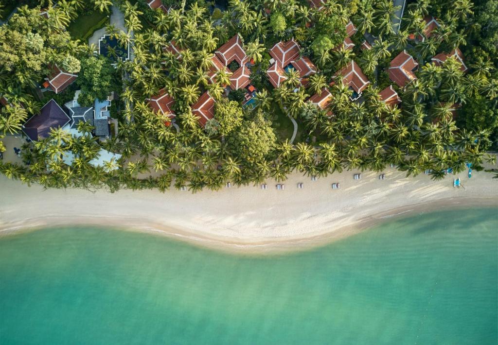 湄南海滩Santiburi Koh Samui的海洋岛屿的空中景观