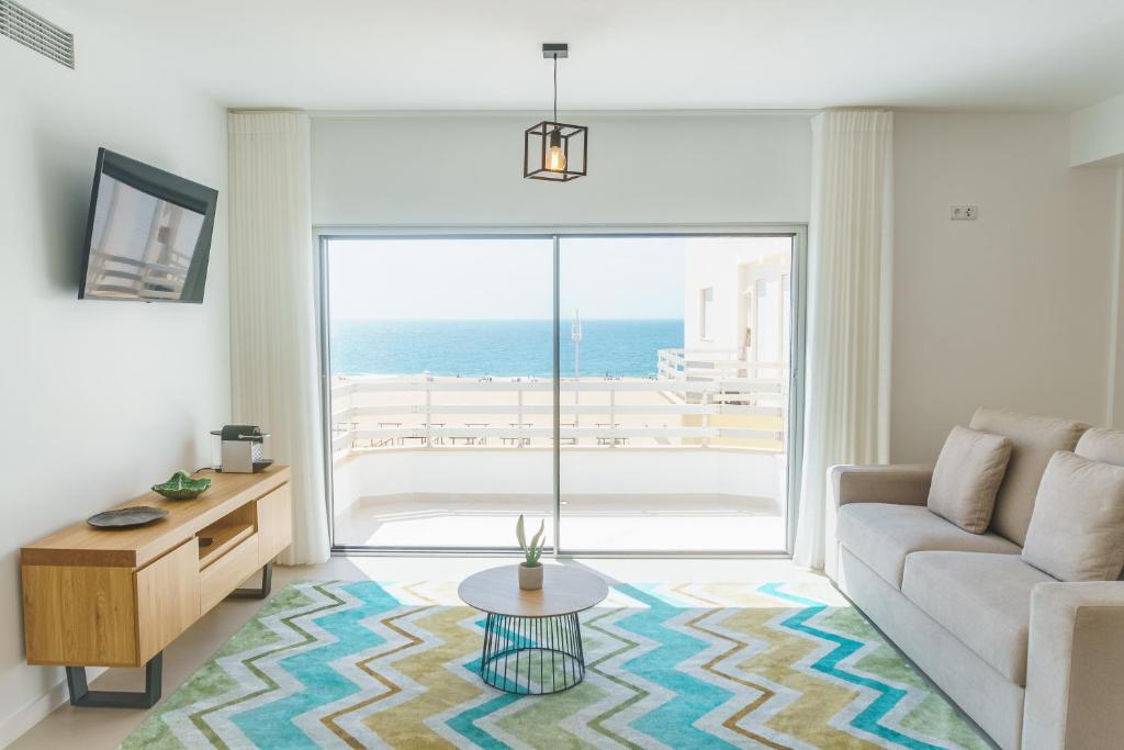 纳扎雷Marisol Mar的带沙发的客厅,享有海景