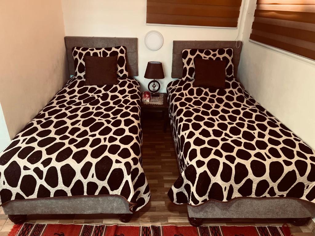 马达巴IBN Khaldoon的卧室内两张并排的床