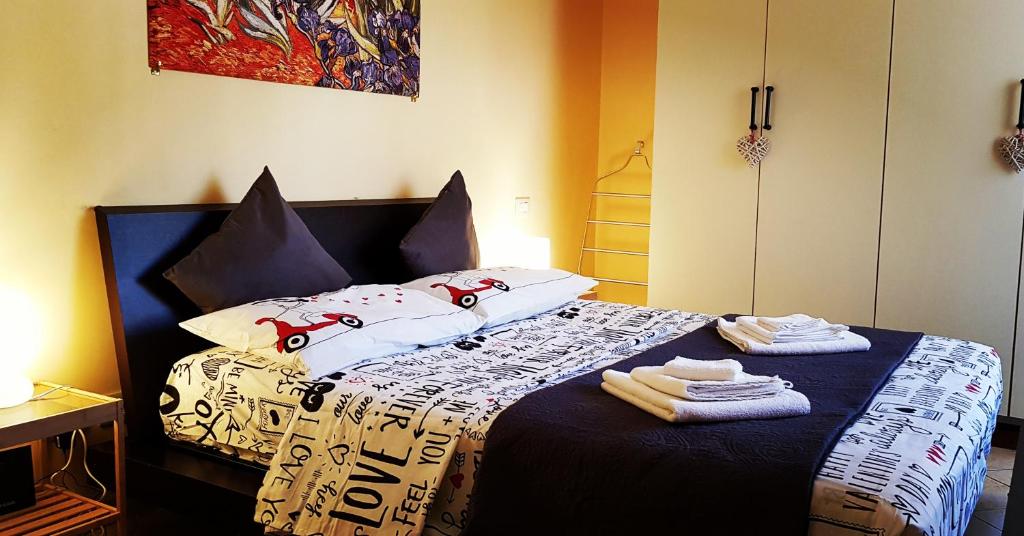 罗马Gabriel Holiday House的一间卧室配有带毛巾的床