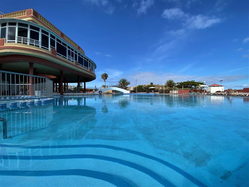 阿德耶丽港公园2酒店的蓝色海水大型游泳池