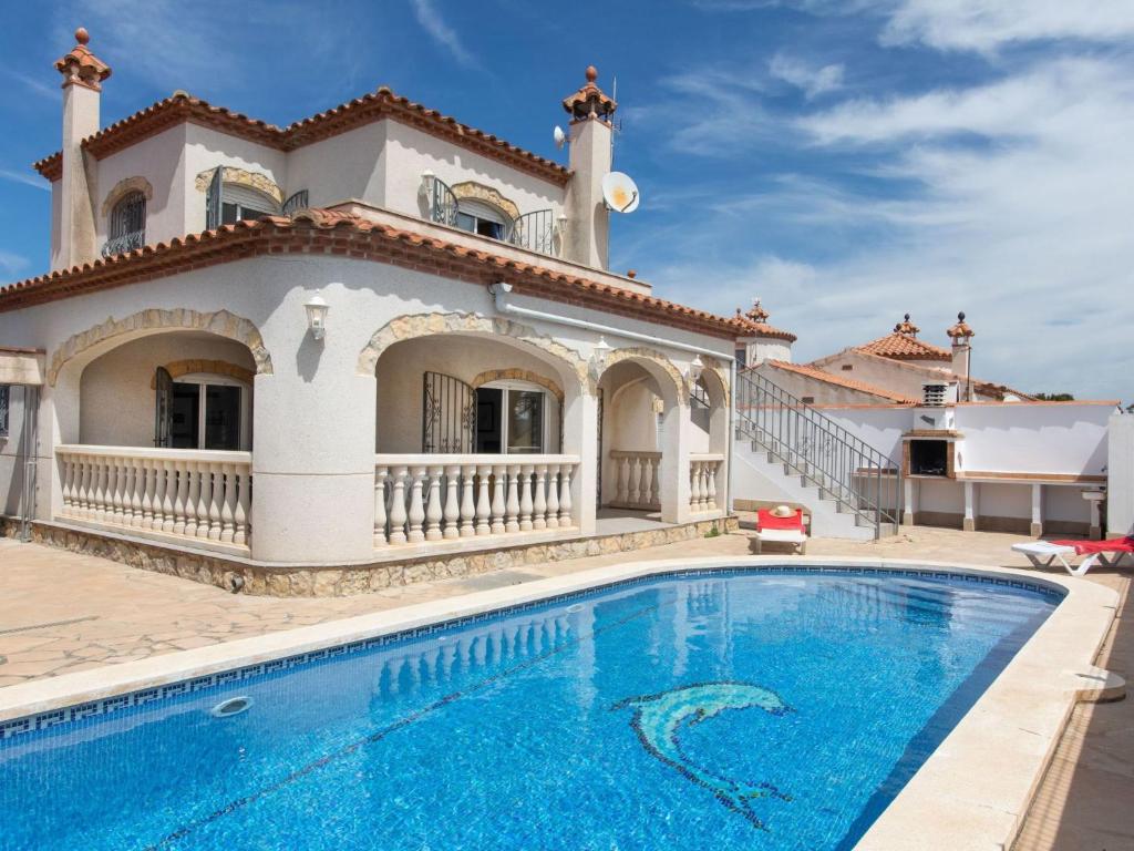 迈阿密普拉特亚Holiday Home Villa Kikidona by Interhome的别墅前设有游泳池
