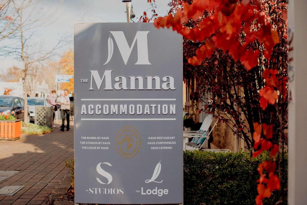 汉道夫The Manna, Ascend Hotel Collection的人行道上的妈妈协会标志