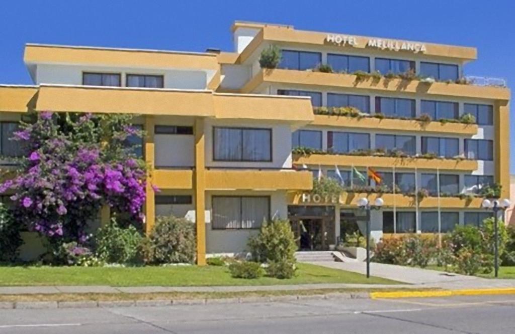 瓦尔迪维亚Hotel Melillanca的街道边的黄色大建筑