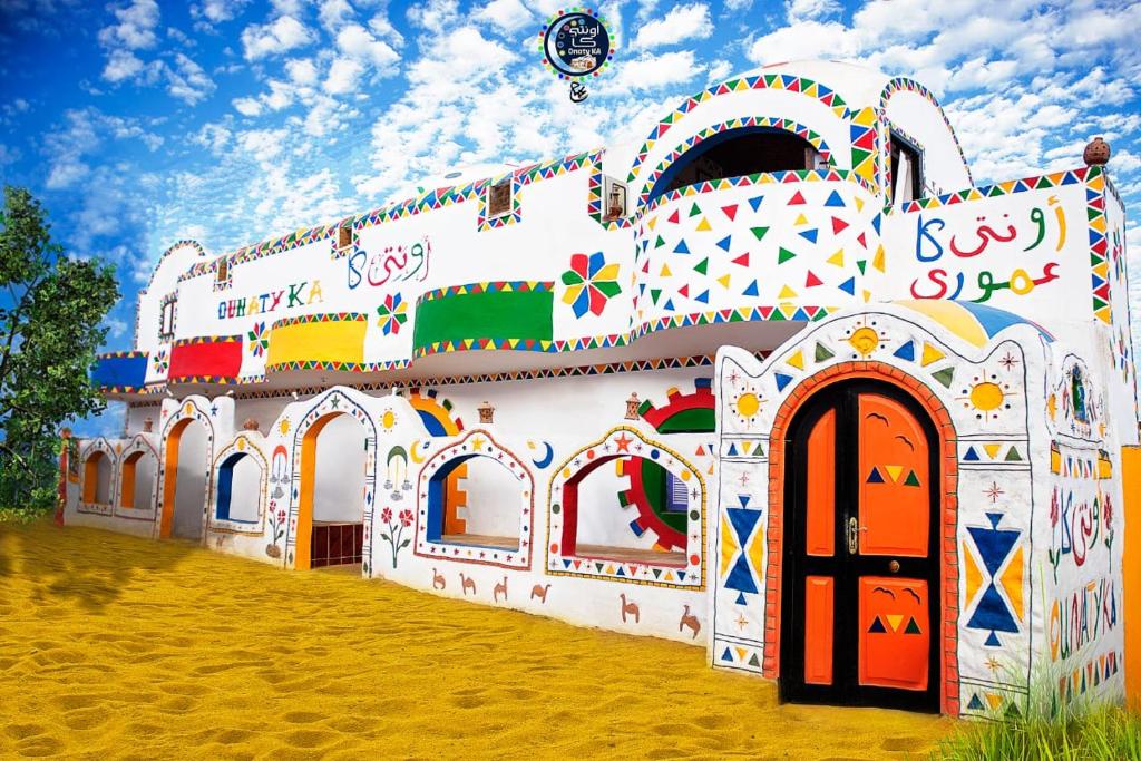 阿斯旺Onaty Ka Guest House的一座拥有色彩缤纷的设计的大型建筑