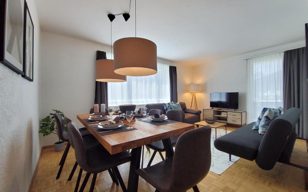 圣莫里茨Apartment Via Surpunt - Perspektiva - 5 Rooms的客厅设有餐桌和椅子