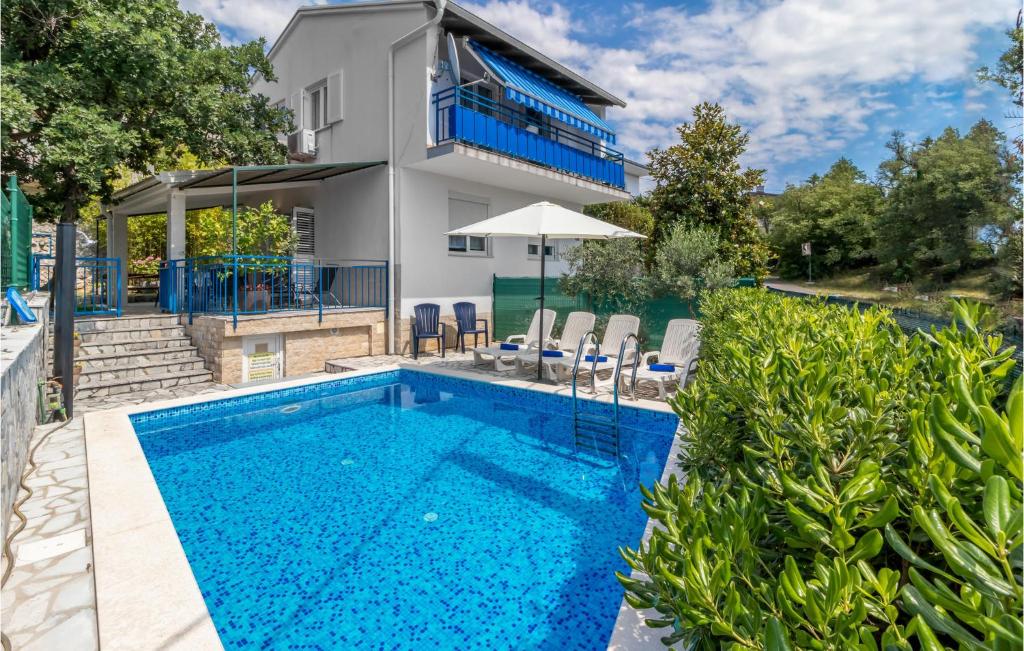 卓得诺沃Amazing Home In Jadranovo With 3 Bedrooms, Wifi And Outdoor Swimming Pool的房屋前的游泳池